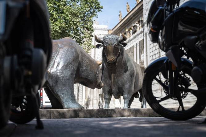 A bull and a bear statue