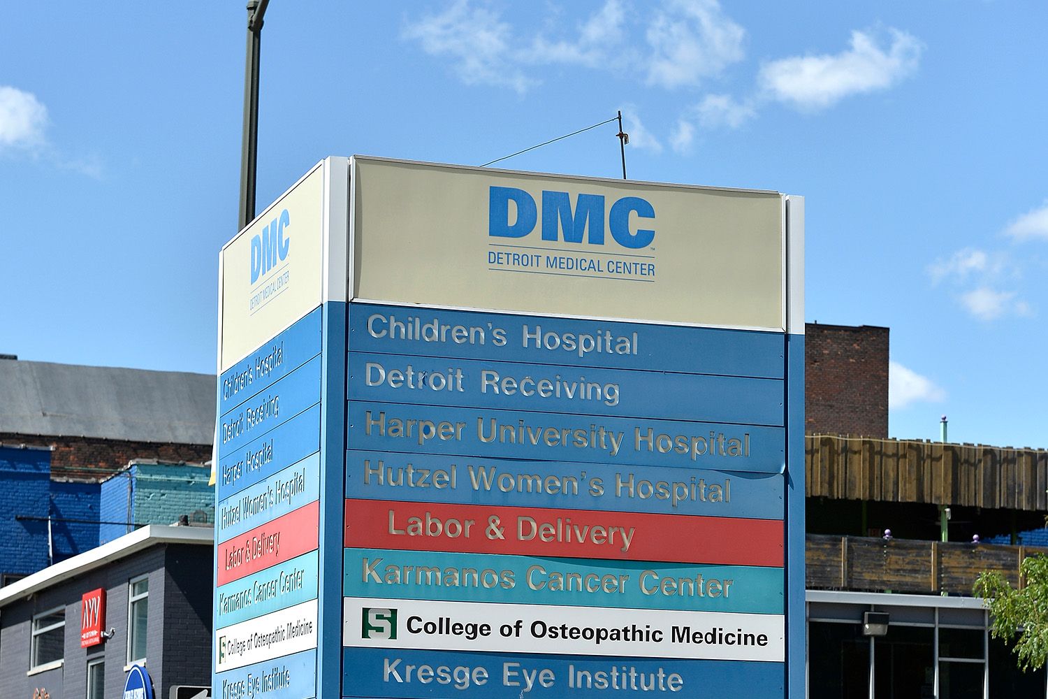Hospital exterior, Detroit Medical Center, navigation signage.
