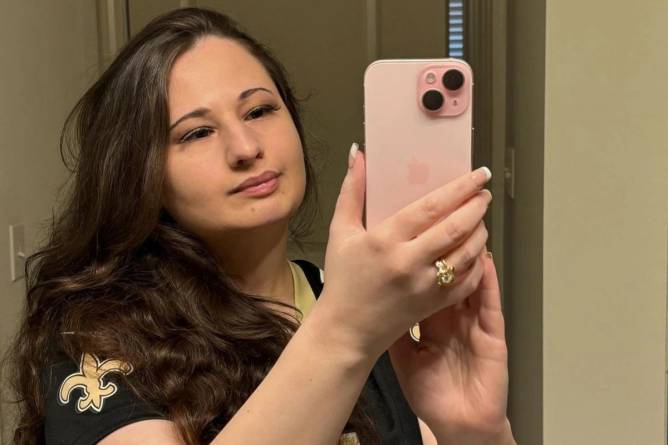 Gypsy Rose Blanchard takes selfie in mirror.