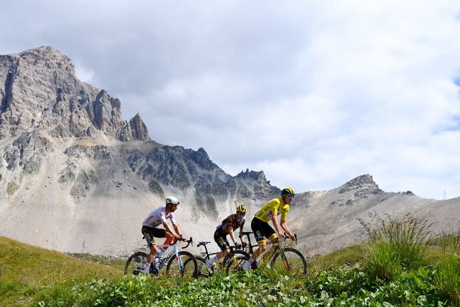 Two cyclists against the backdrop of a mountain