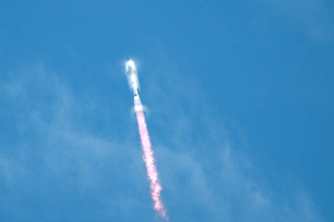 Starship during its 10th test flight