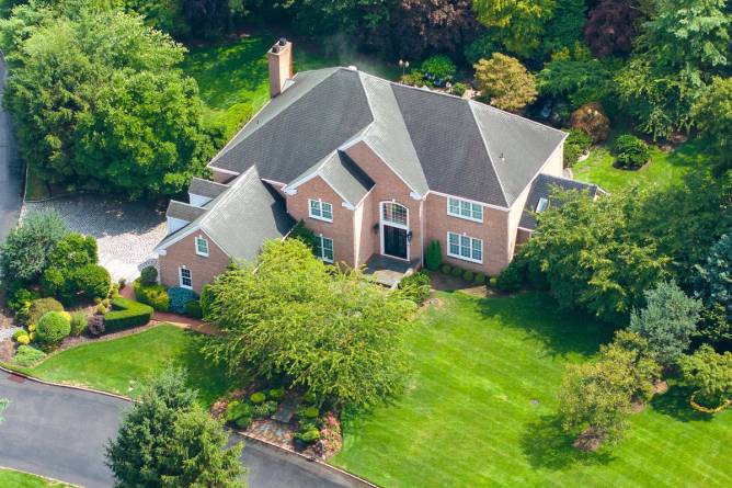 An aerial view of the Manhasset, New York home belonging to Chris Hu and Linda Sun