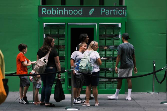 People line up at a Robinhood storefront