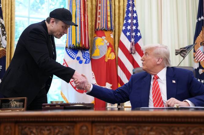Elon Musk and Donald Trump shaking hands in the Oval Office