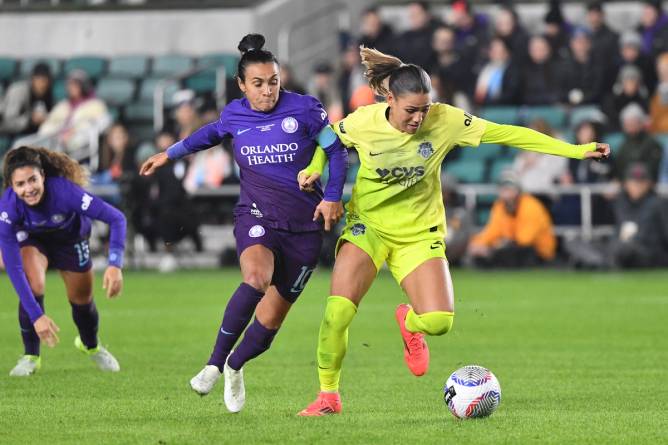 Orlando Pride v Washington Spirit players at the NWSL 2024 Championship Game