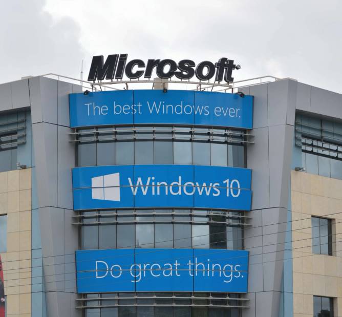 Microsoft's Greek headquarters with a banner that says "Windows 10 / Do Great Things".