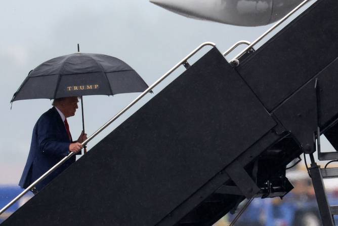 Former U.S. President Donald Trump boards his plane at Reagan National Airport following an arraignment in Washington, D.C. federal court on August 3, 2023