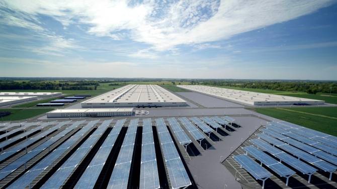picture of expansive battery plant with solar panels