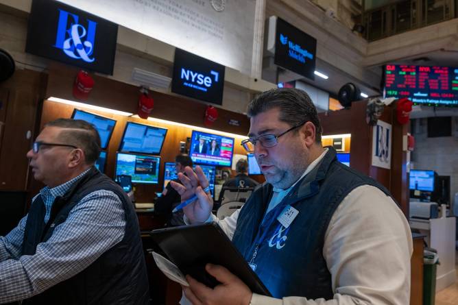 Traders on the NYSE floor