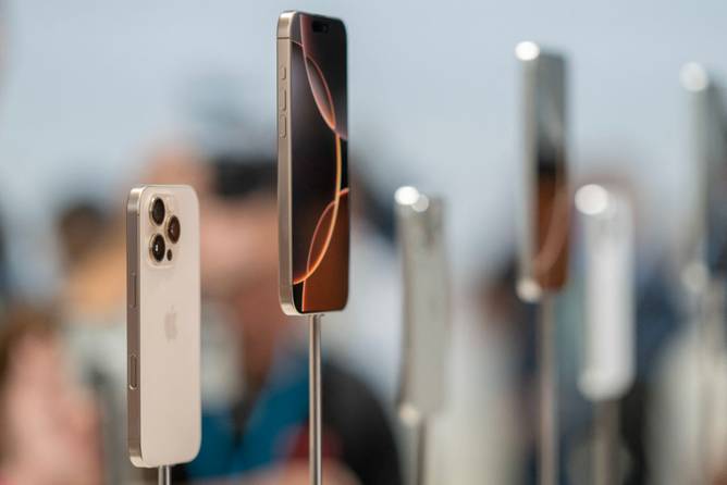 iPhone 16 models on display