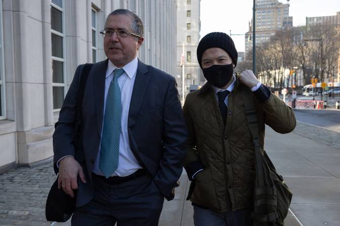 Former Goldman Sachs banker Roger Ng (R) and his lawyer Marc Agnifilo (L) arrive at US Federal Court in New York. 