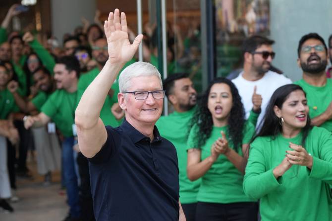 Tim Cook waving to crowd at first Apple Store in India