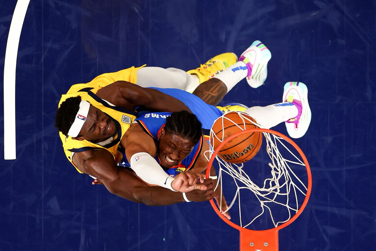  Pascal Siakam of the Indiana Pacers dunks against Jalen Williams of the Oklahoma City Thunder 