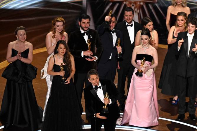 the cast and crew of anora on stage at the Academy awards 