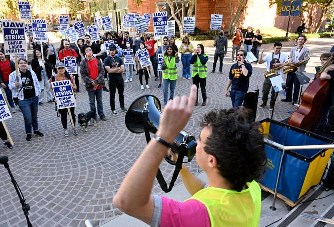 Academic workers protesting at UCLA