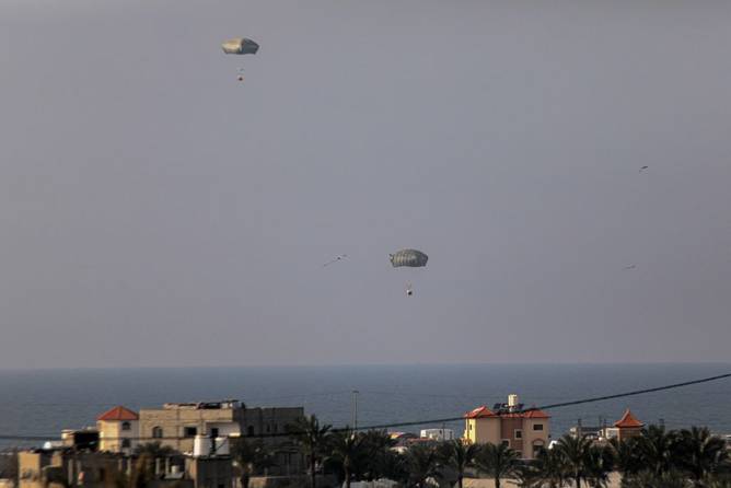 Humanitarian aid being airdropped to Gaza by Jordan