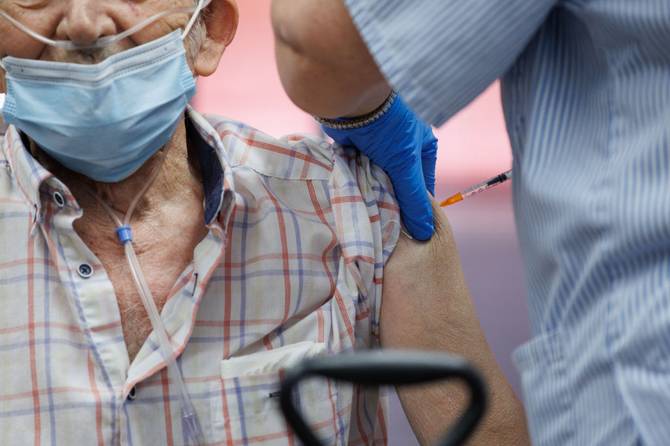 A older man gets a Covid vaccine