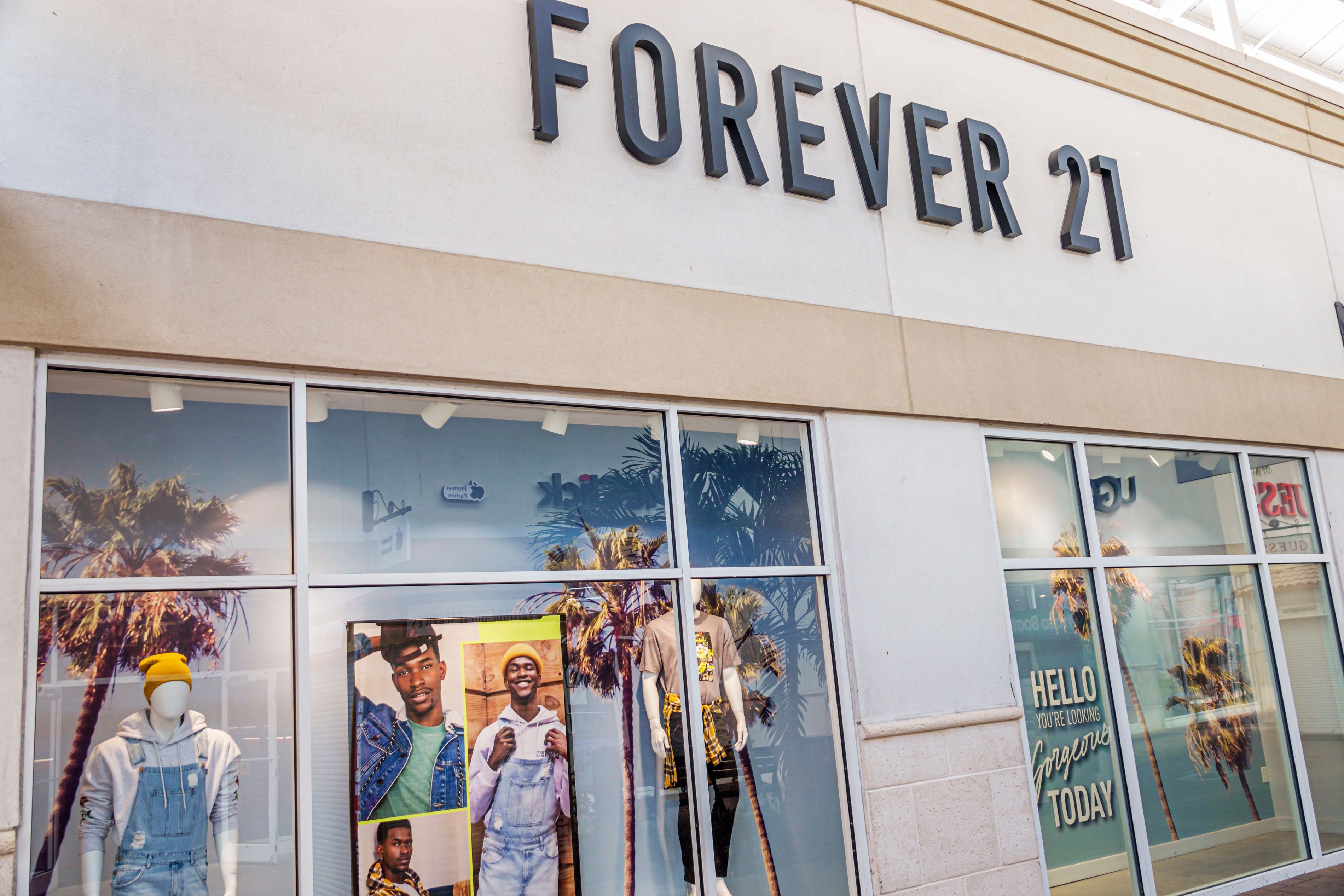 Forever 21 fecha todas as lojas no Brasil e faz queima de estoque - Vogue