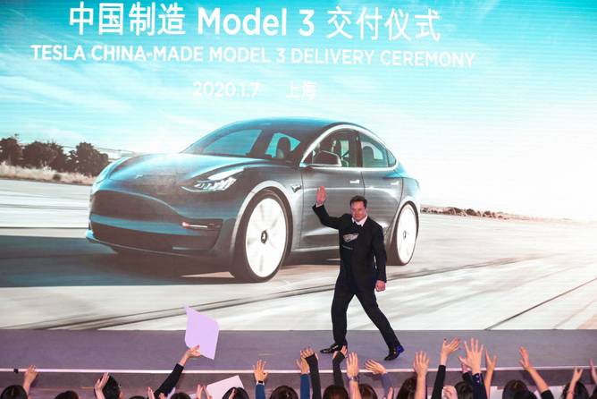 Elon Musk presenting in China