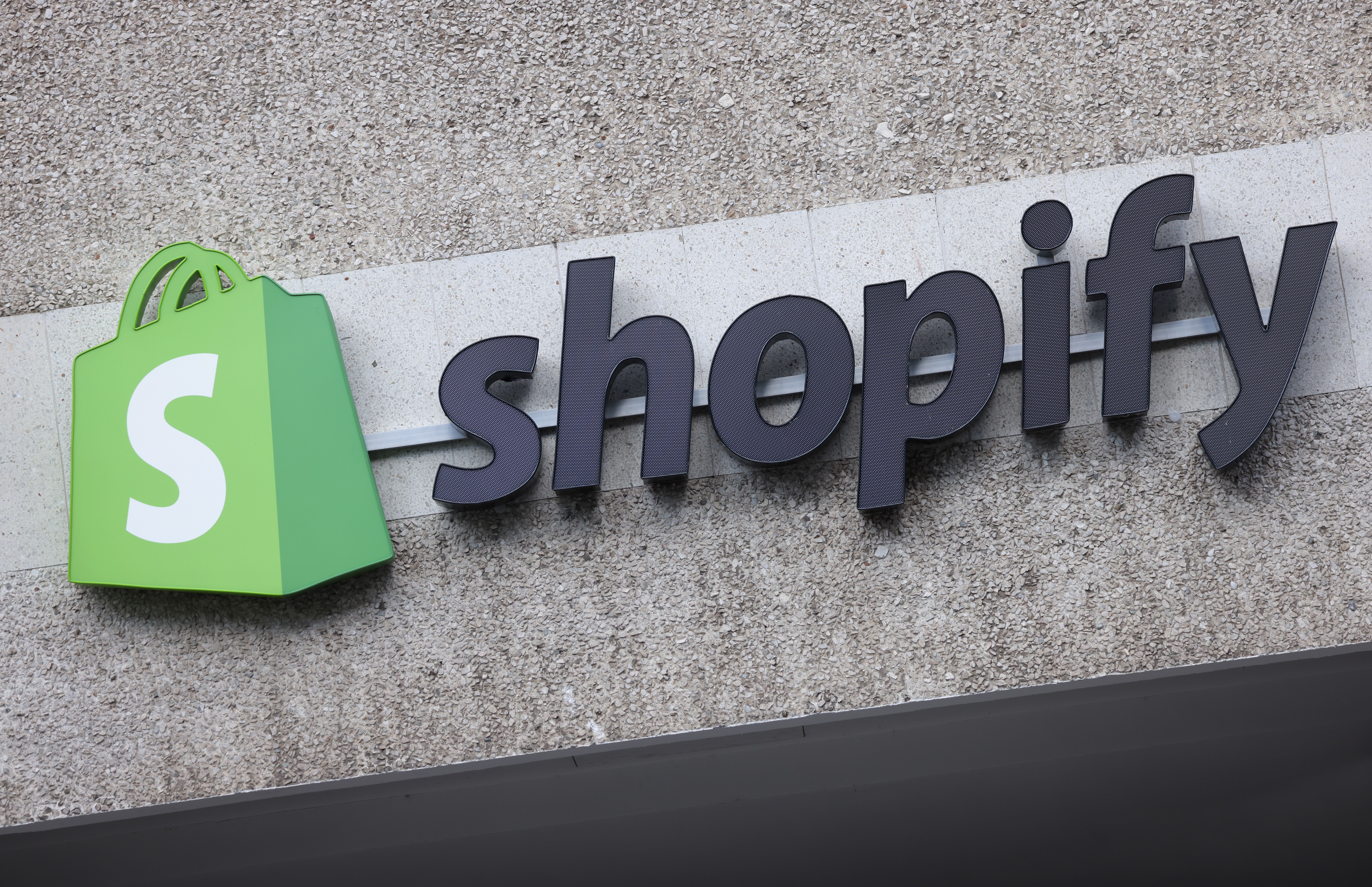 How Shopify is recreating its revenue org through AI