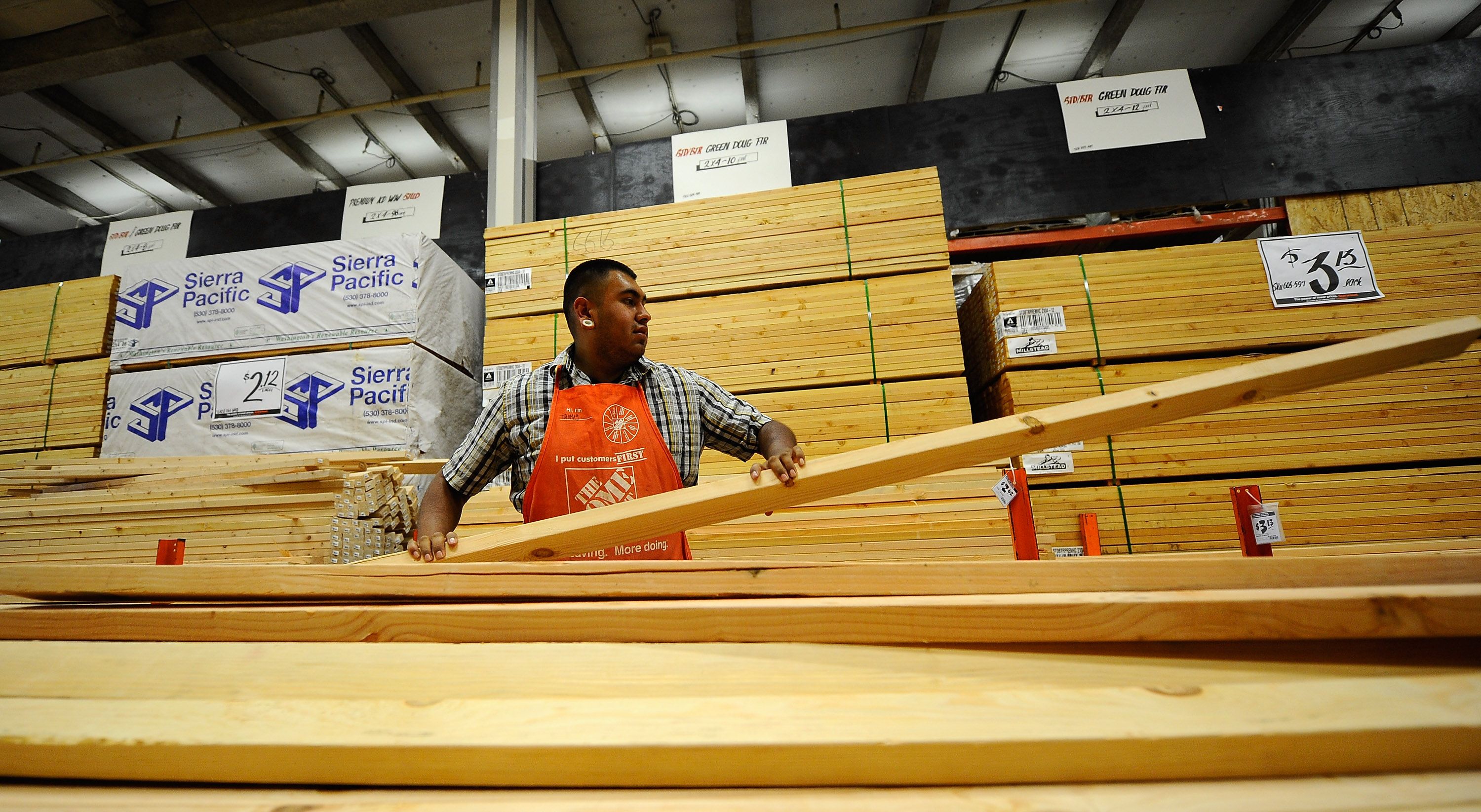 Home Depot DIY customers and pro shoppers more cautious