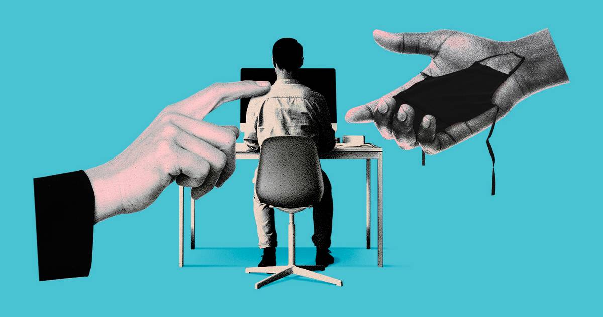 Hot dog chain Portillo’s staffs its restaurants with corporate employees during the holiday season Hot dog chain Portillo’s staffs its restaurants with corporate employees during the holiday season