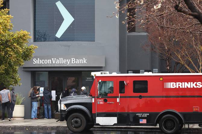 A Brinks truck in front of a Silicon Valley Bank branc