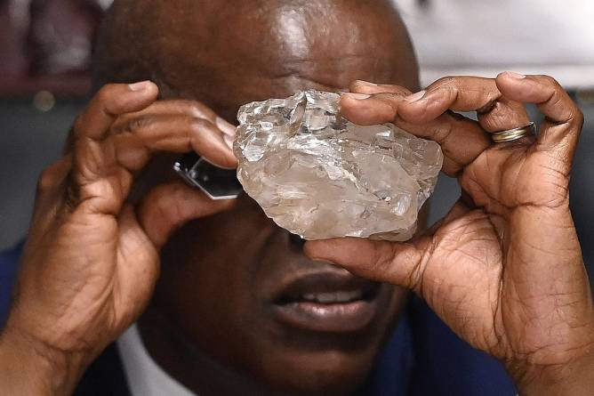 The president of Botswana holding the world's second biggest diamond