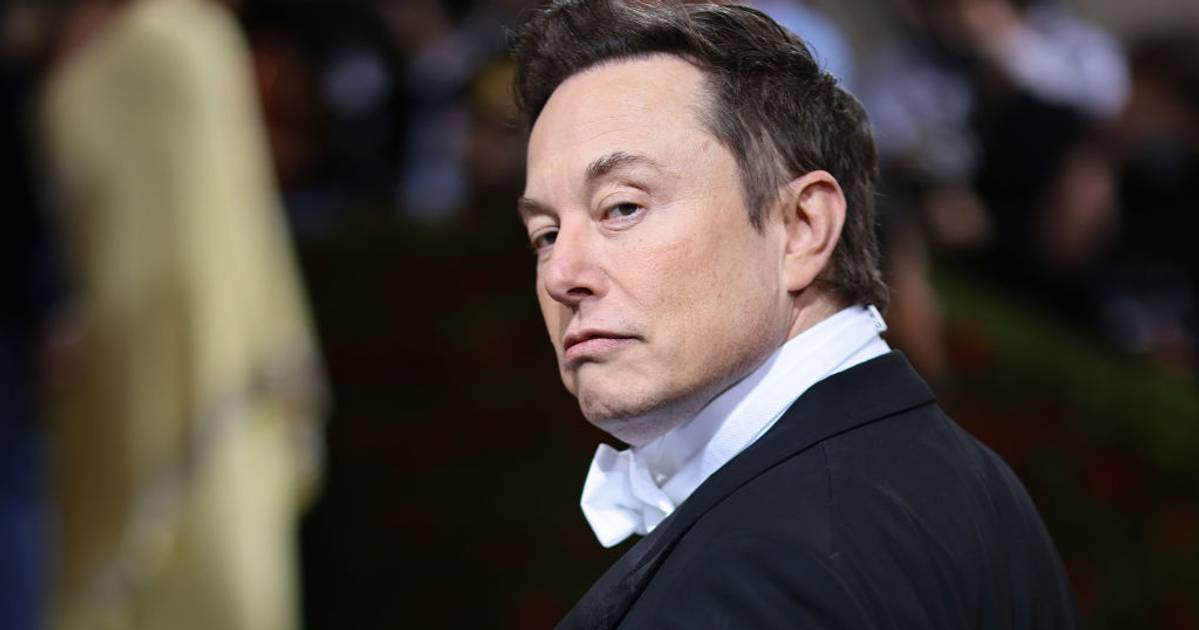 Elon Musk further complicates Twitter deal with bot tweets