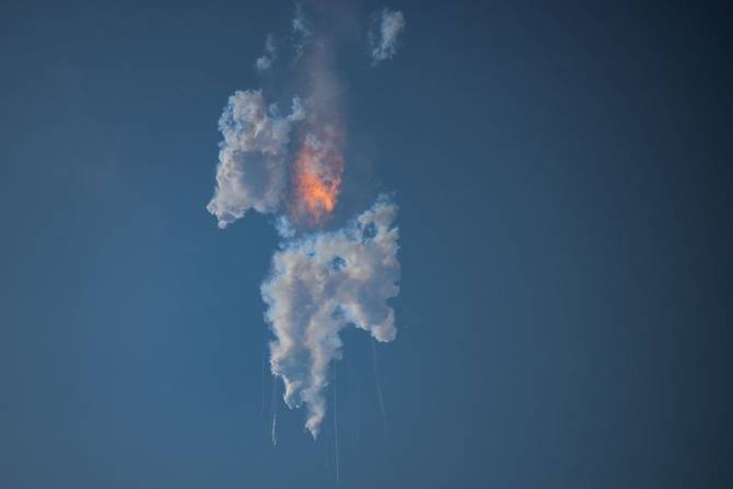 Starship explodes in the sky