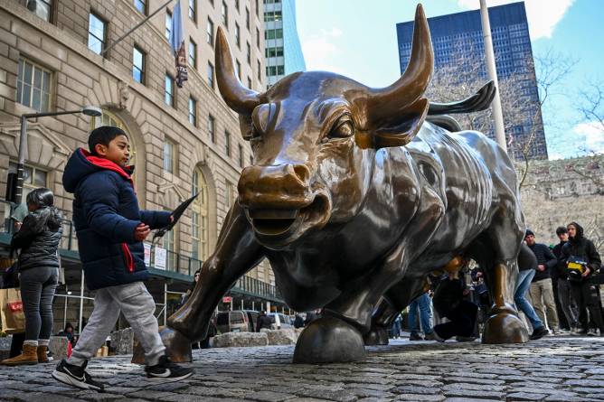 Wall Street bull