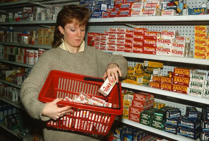 Drugstore clerk removes Tylenol capsules from the shelves of a pharmacy September 30, 1982 in New York City after reports of tampering.