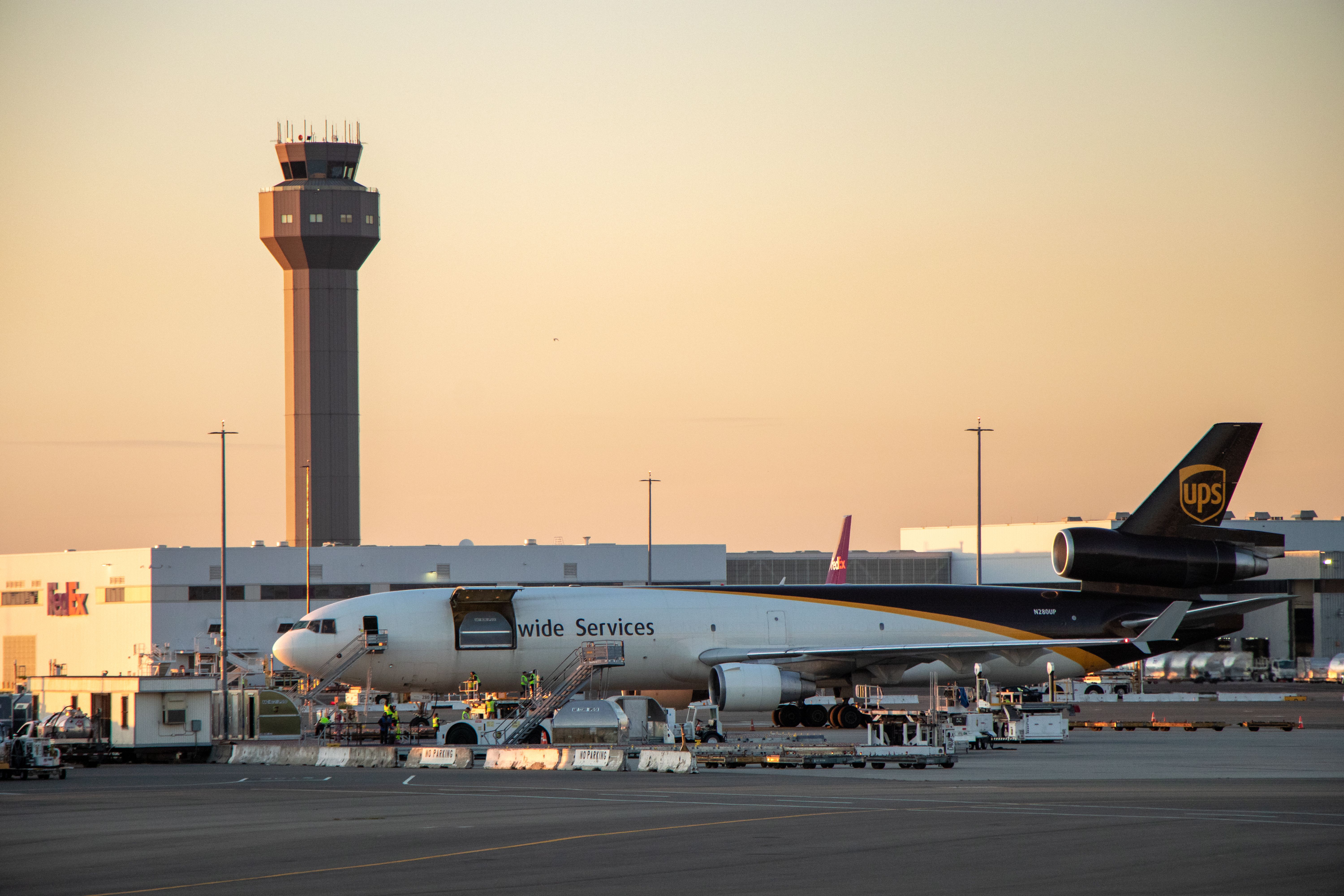 USPS drops FedEx, makes UPS its primary air cargo carrier