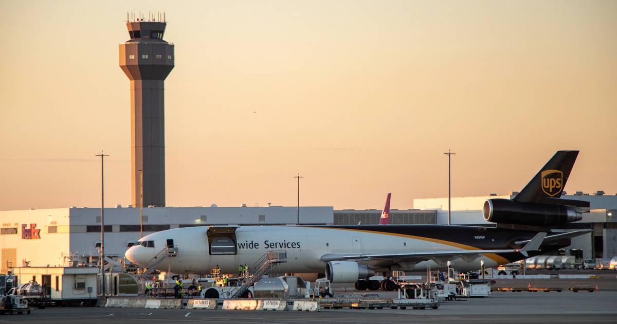 USPS drops FedEx, makes UPS its primary air cargo carrier
