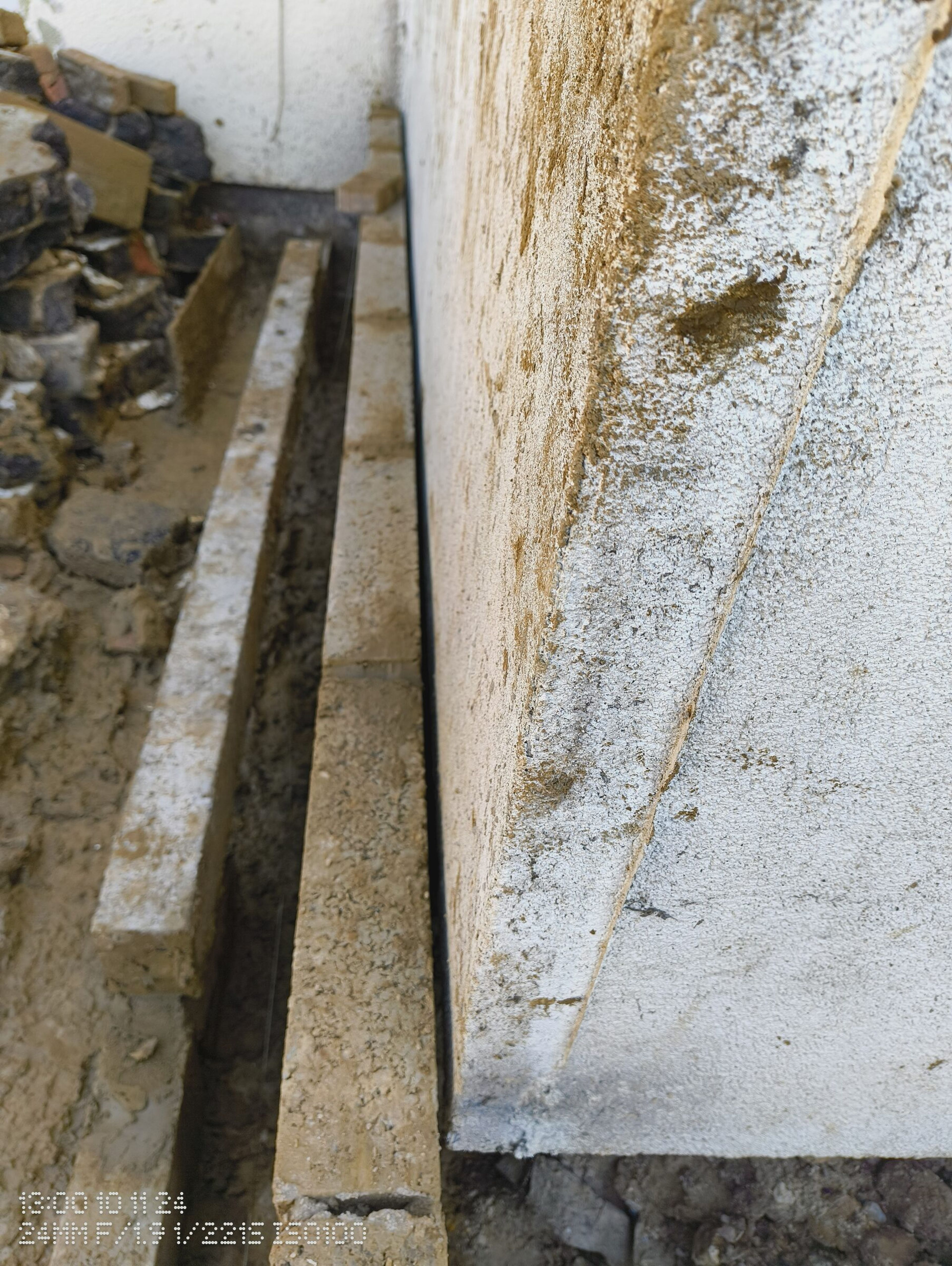 Long run of blockwork in the trench, seen along the side of the house.