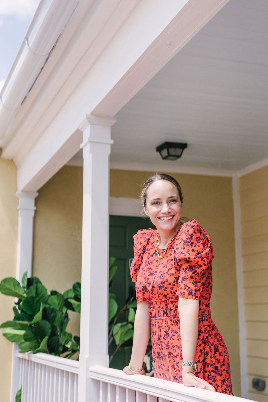 Guest enjoying a Porch Portraits session on a historic Charleston piazza with Respite and Revelry Co