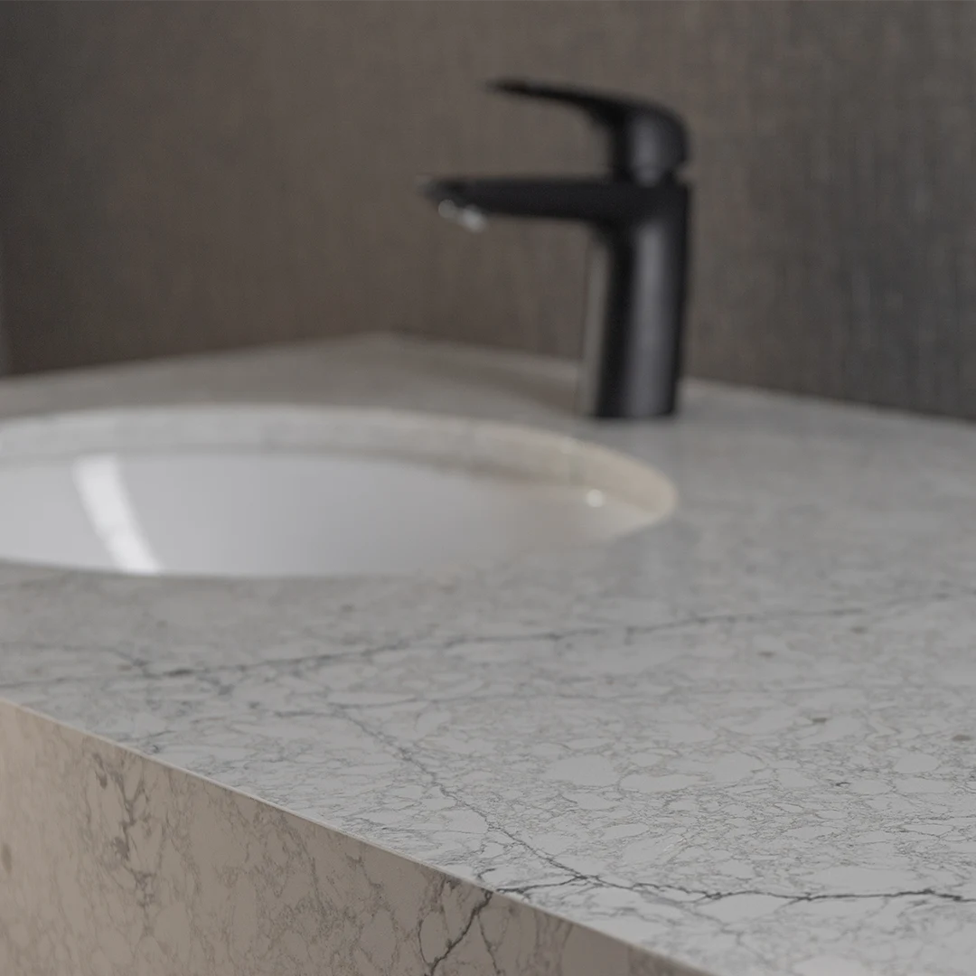 Purastone – Bianco Silver — el material en un ambiente