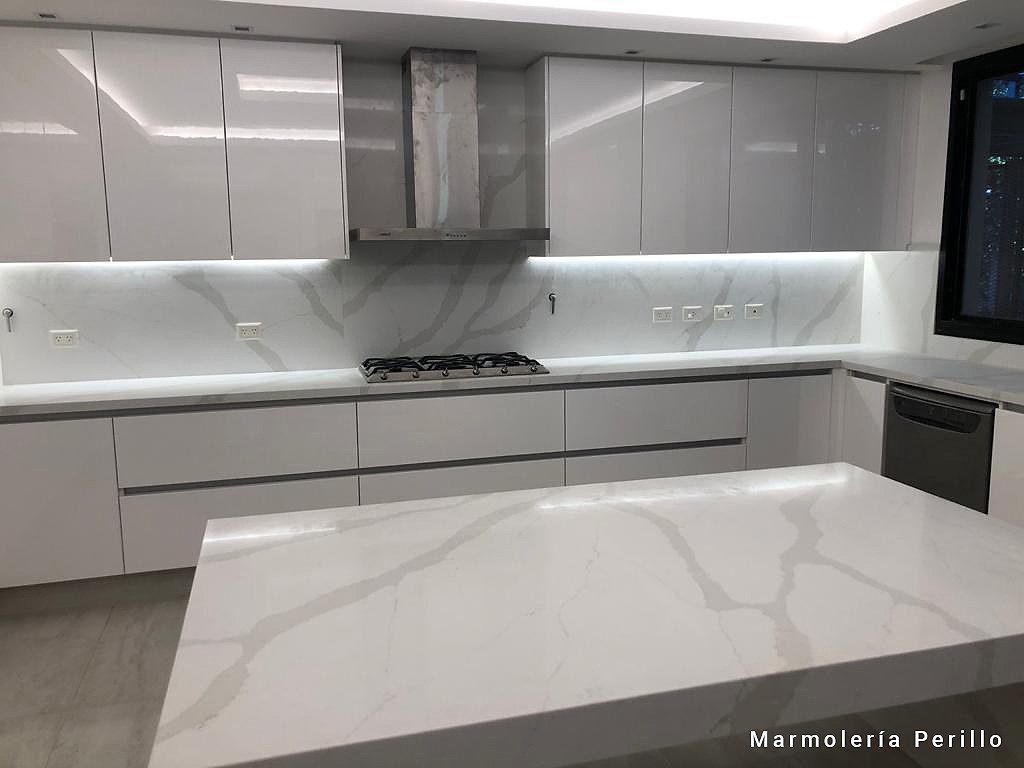 Purastone – Calacatta Gold — el material en un ambiente