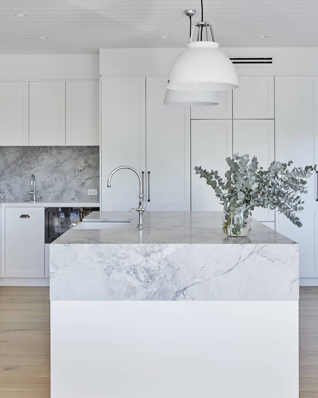 Cuarcita – Silver White — el material en un ambiente