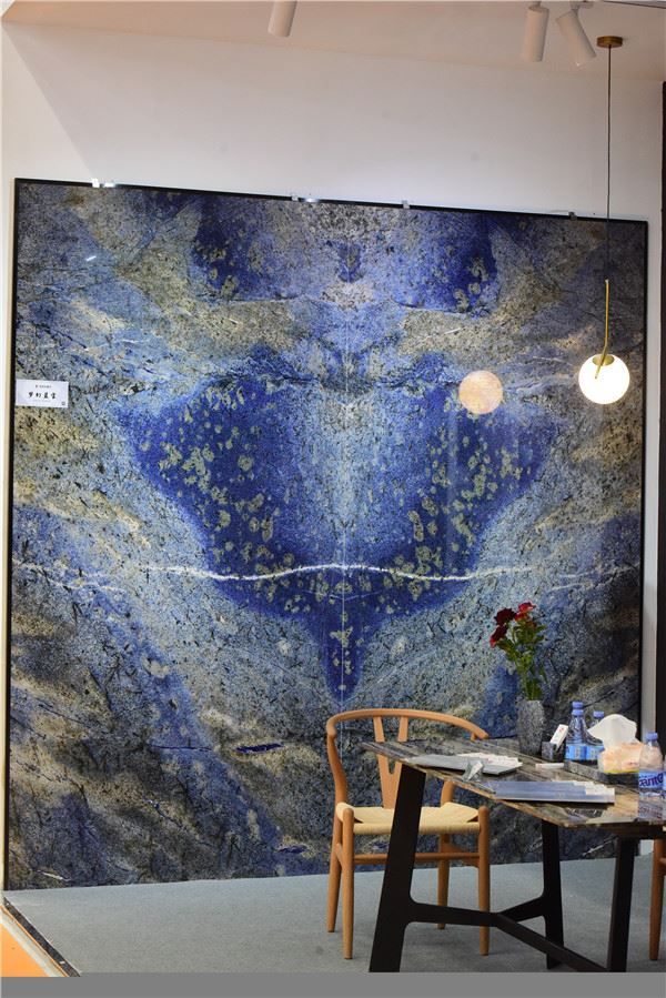 Granito – Azul Bahía — el material en un ambiente