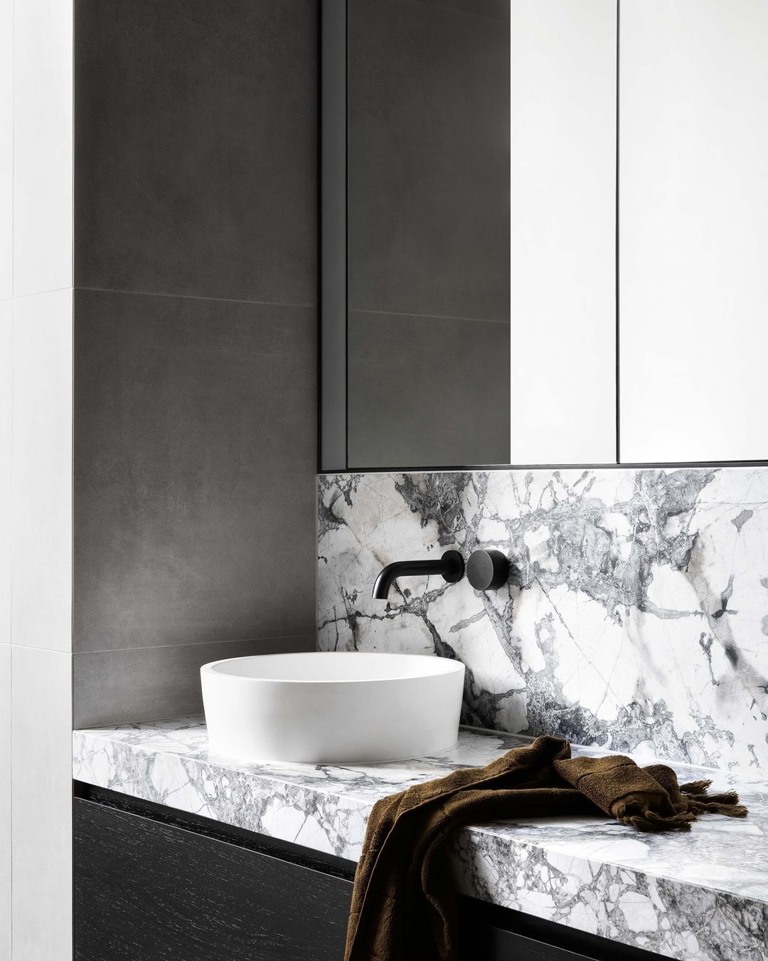 Mármol – Invisible Grey Gold — detalle de la veta