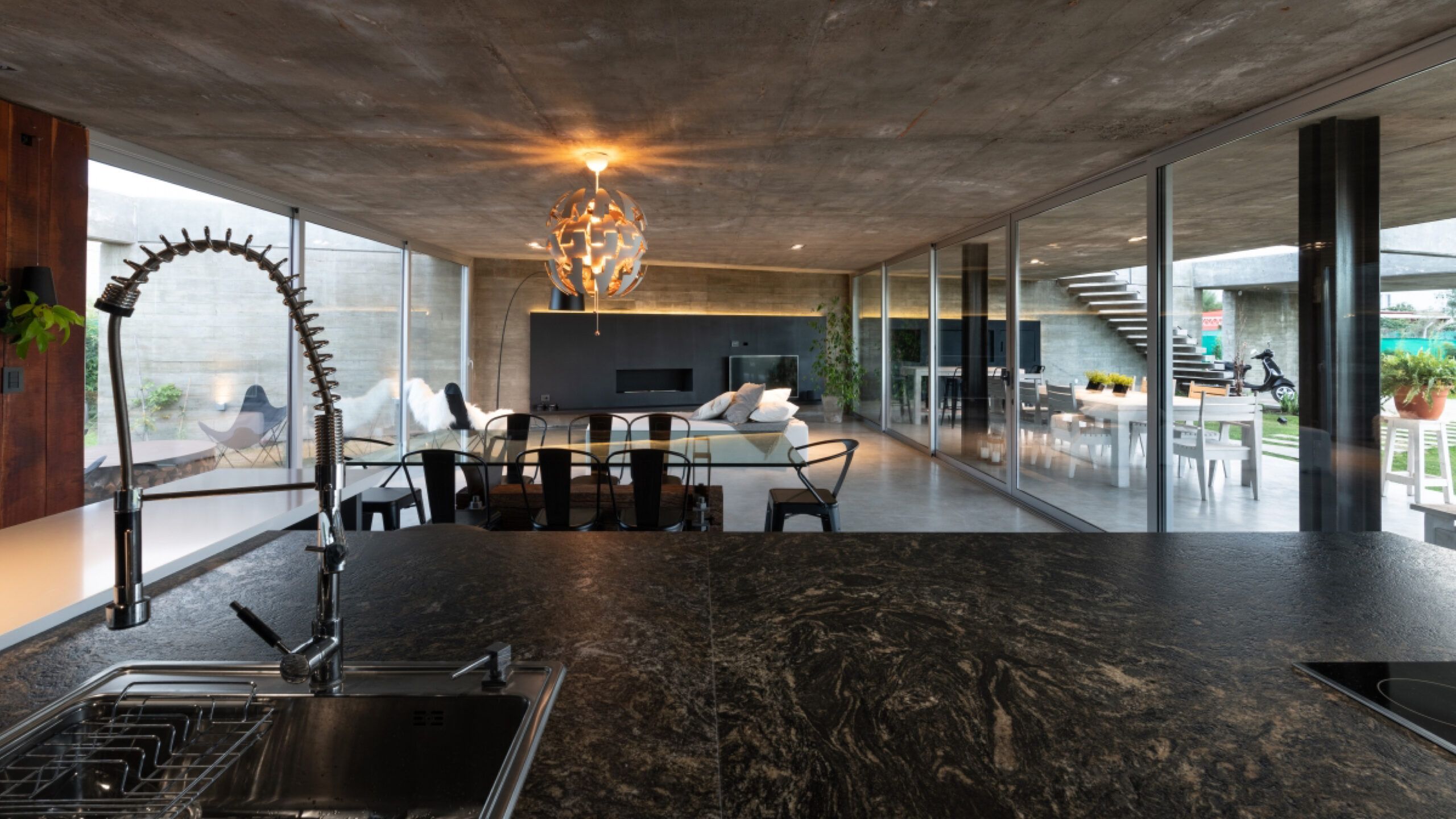 Granito – Black Cosmic — el material en un ambiente