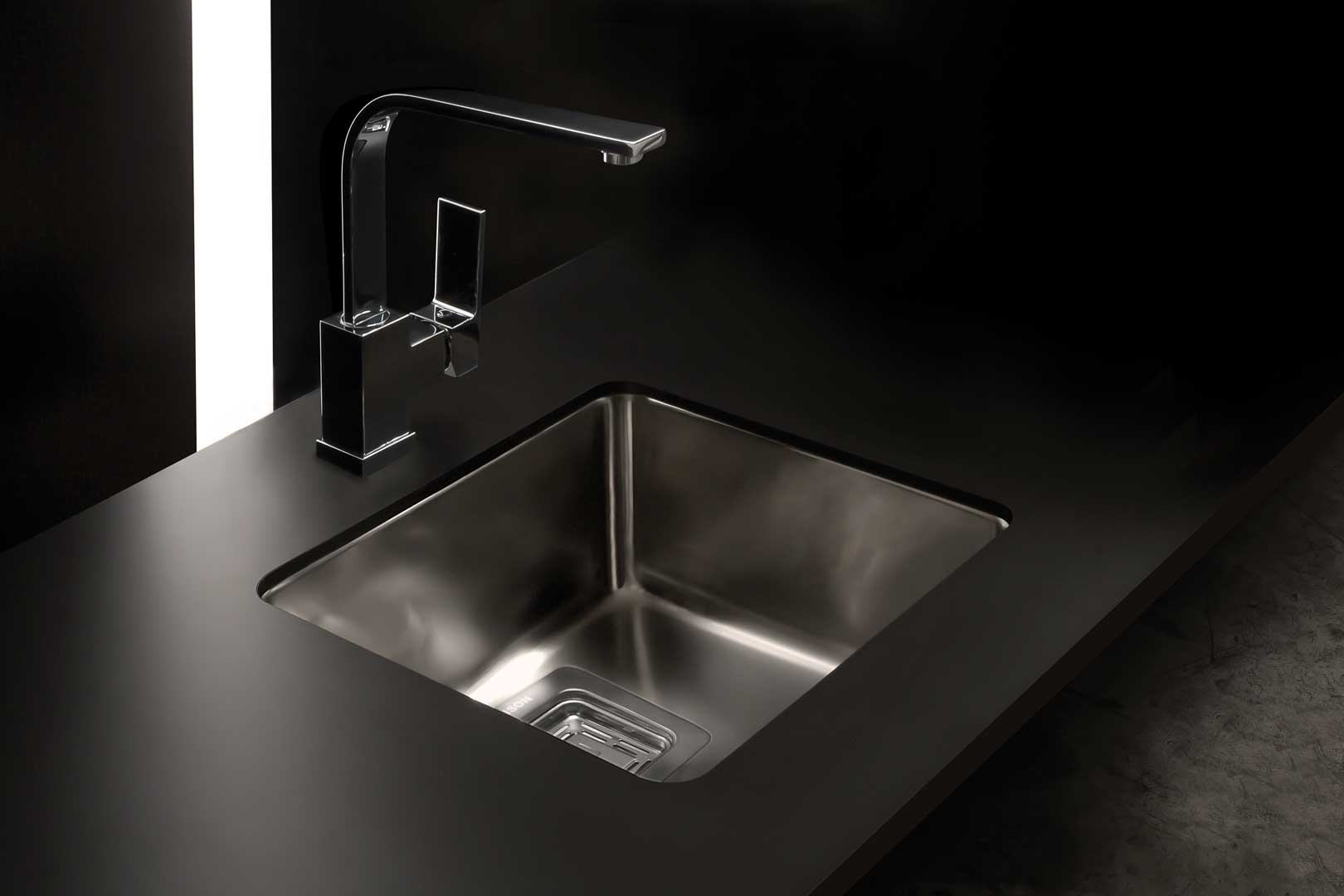 Modelo Quadra Q37 — Johnson Acero