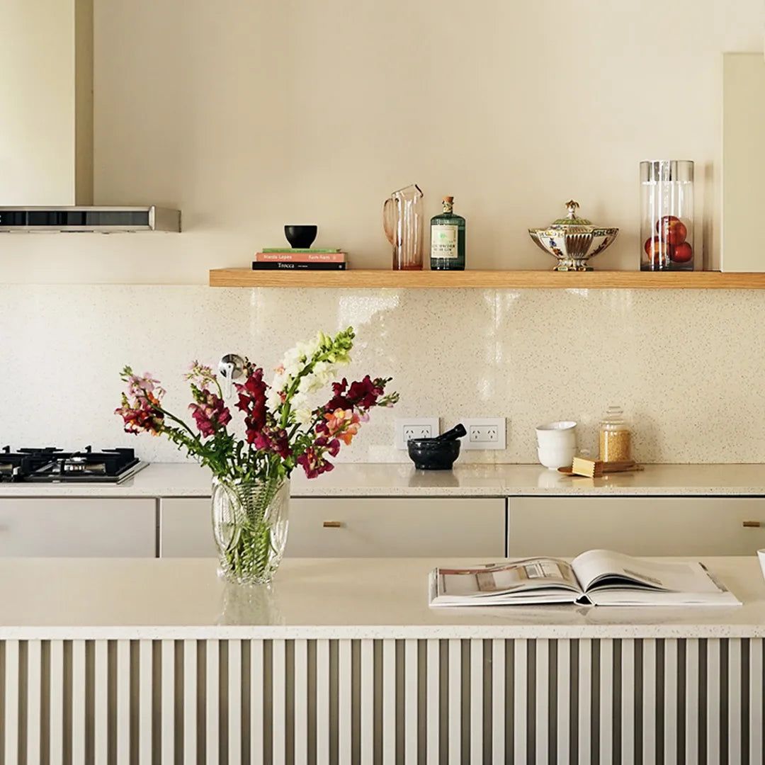 Purastone – Terrazzo White — el material en un ambiente