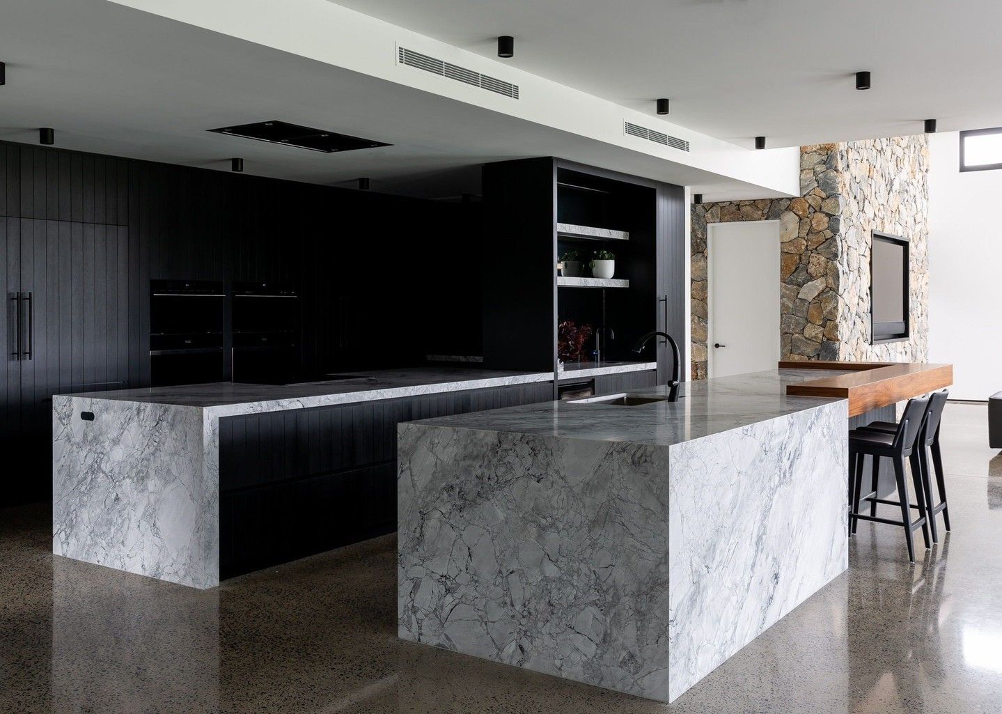 Cuarcita – Silver White — el material en un ambiente