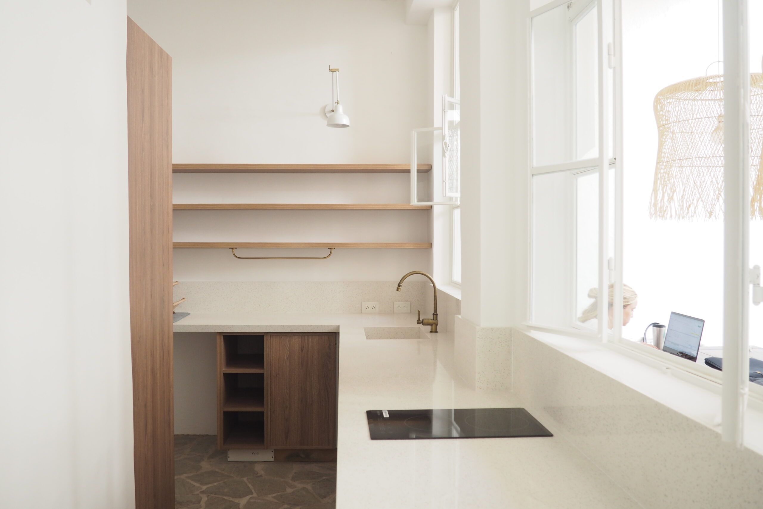 Purastone – Terrazzo White — el material en un ambiente