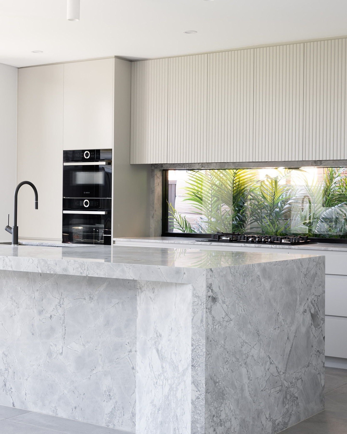 Cuarcita – Silver White — el material en un ambiente