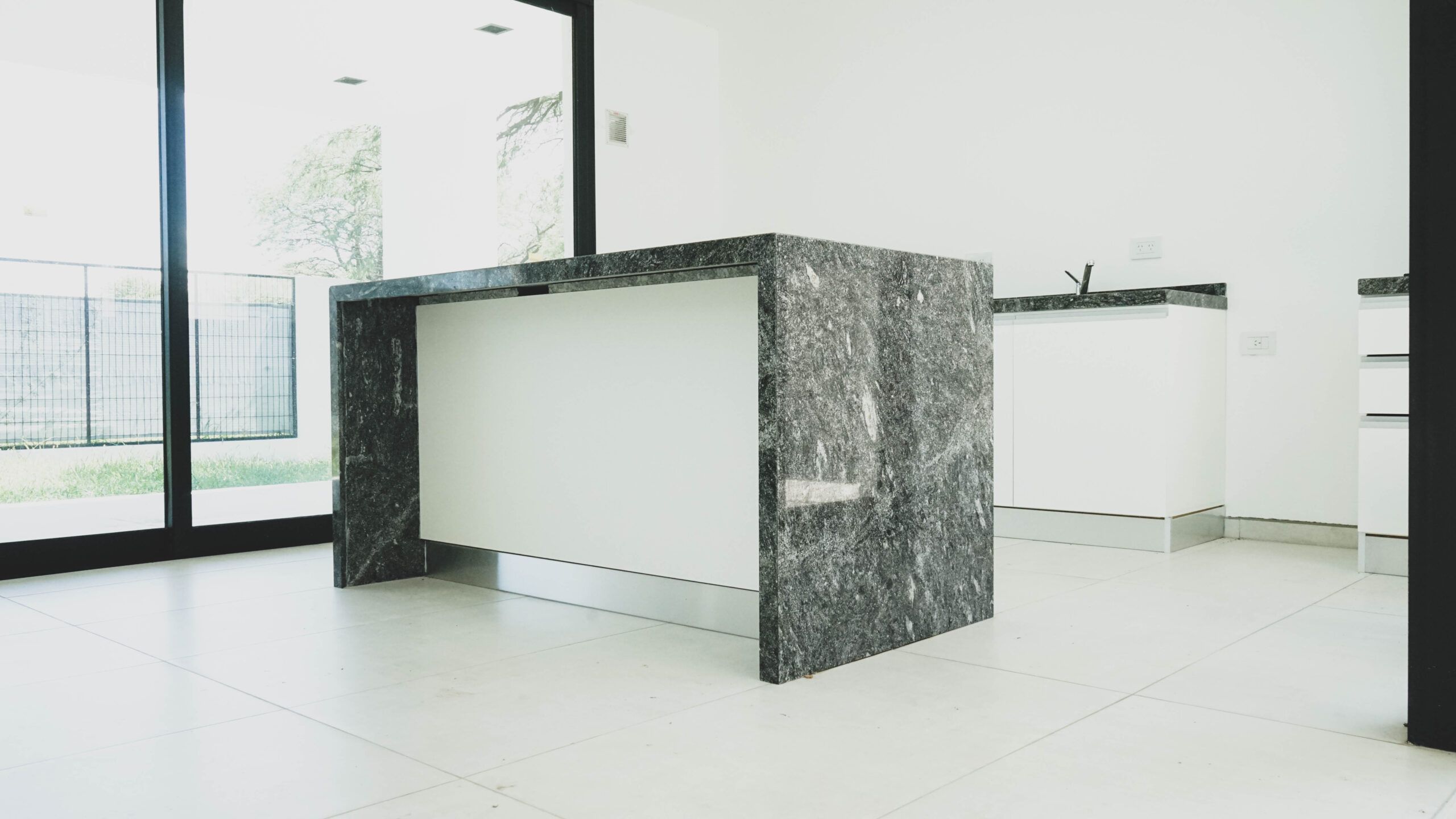Granito – Rumi Black 20 — el material en un ambiente