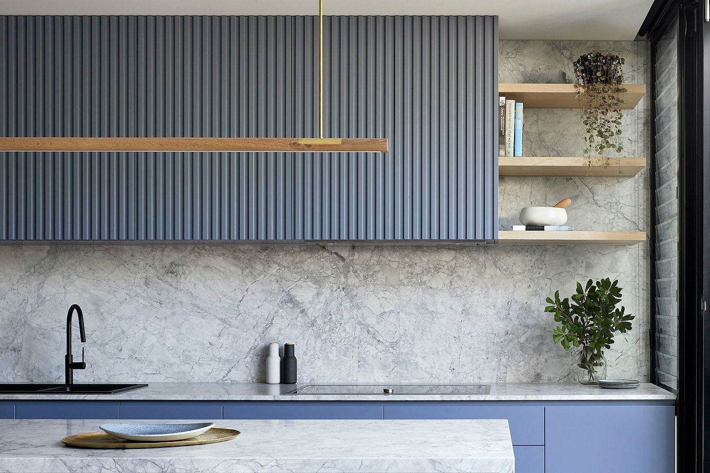 Cuarcita – Silver White — el material en un ambiente
