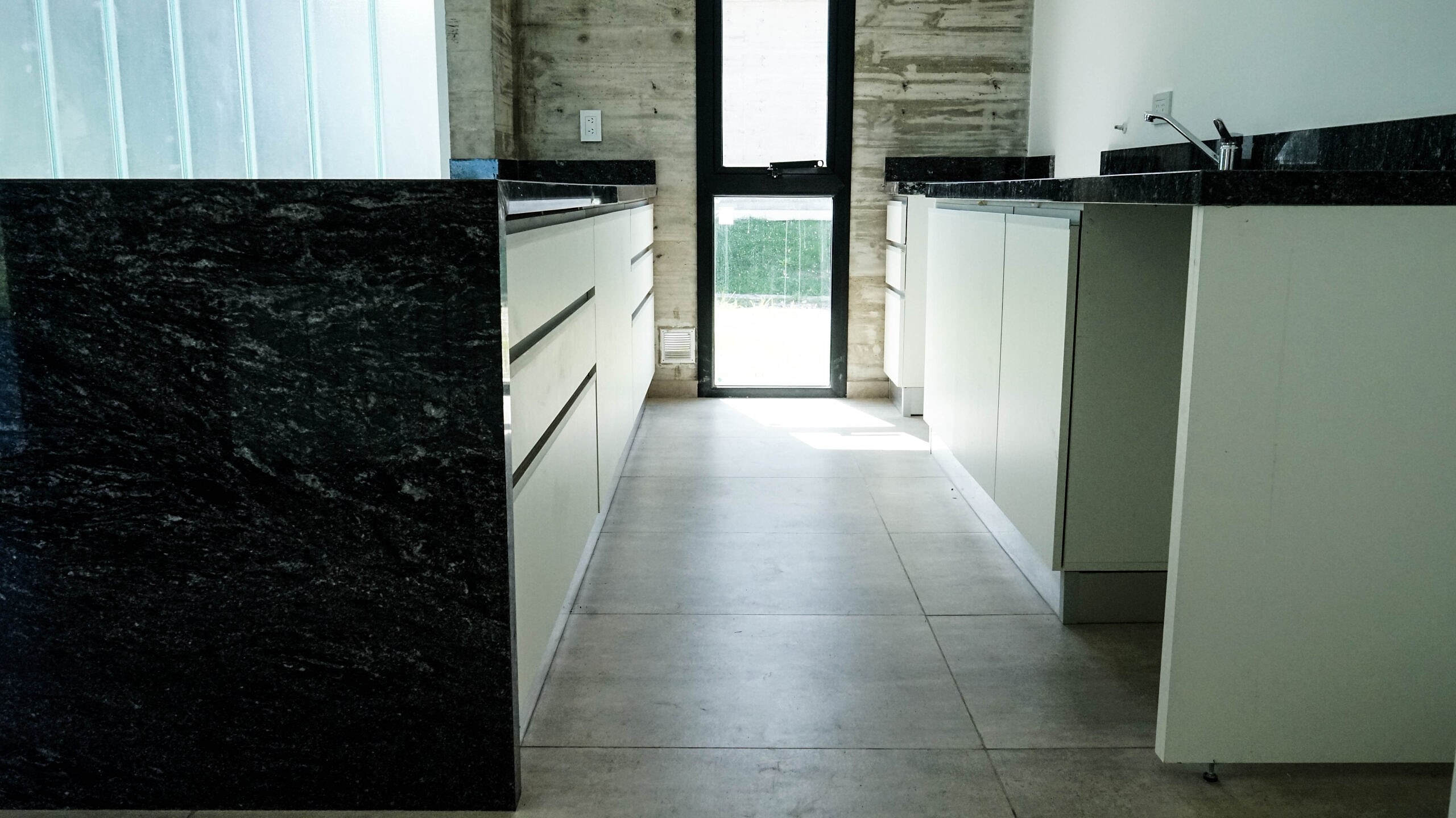 Granito – Negro Boreal — el material en un ambiente